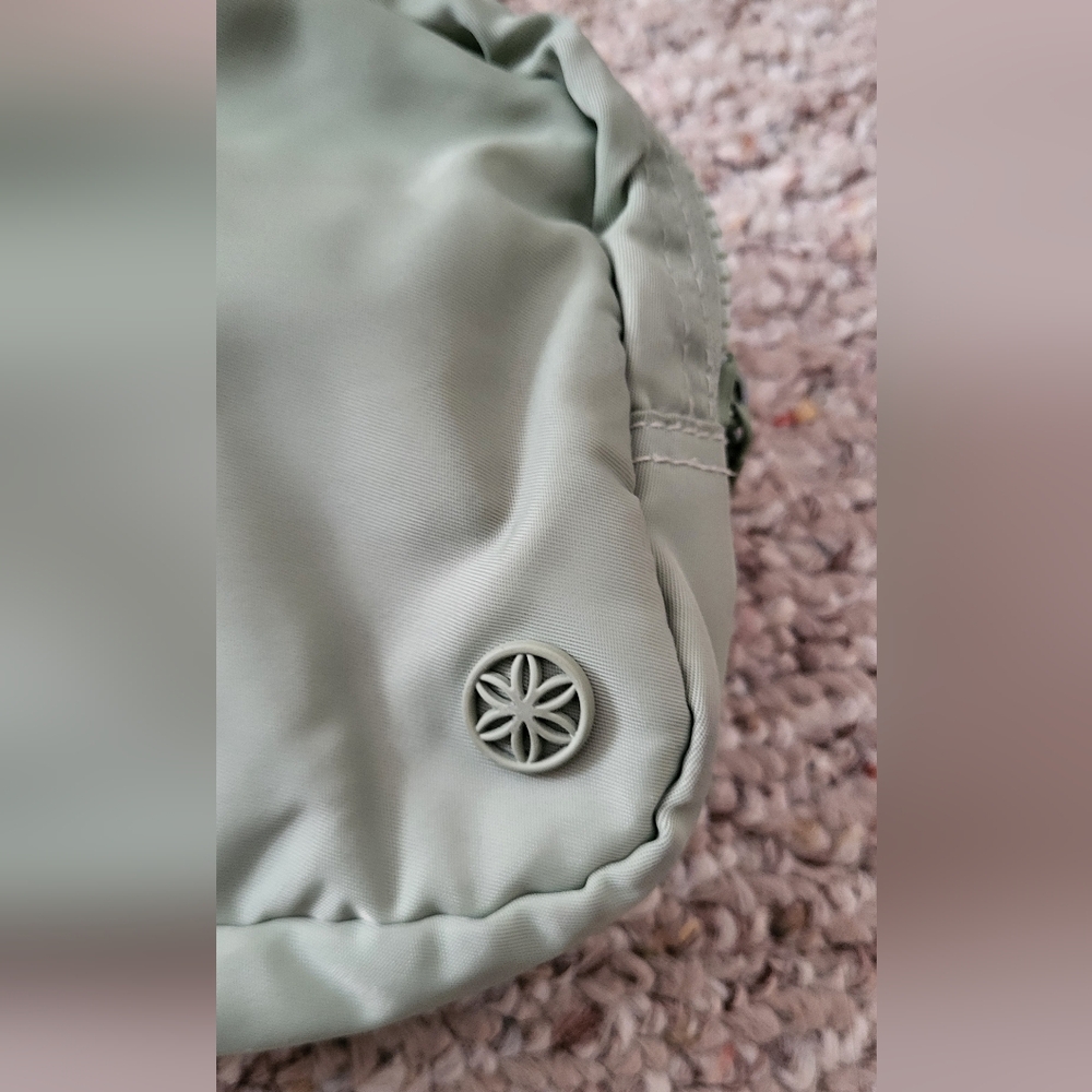 Gaiam cross body/fanny pack bag - Picture 3 of 7